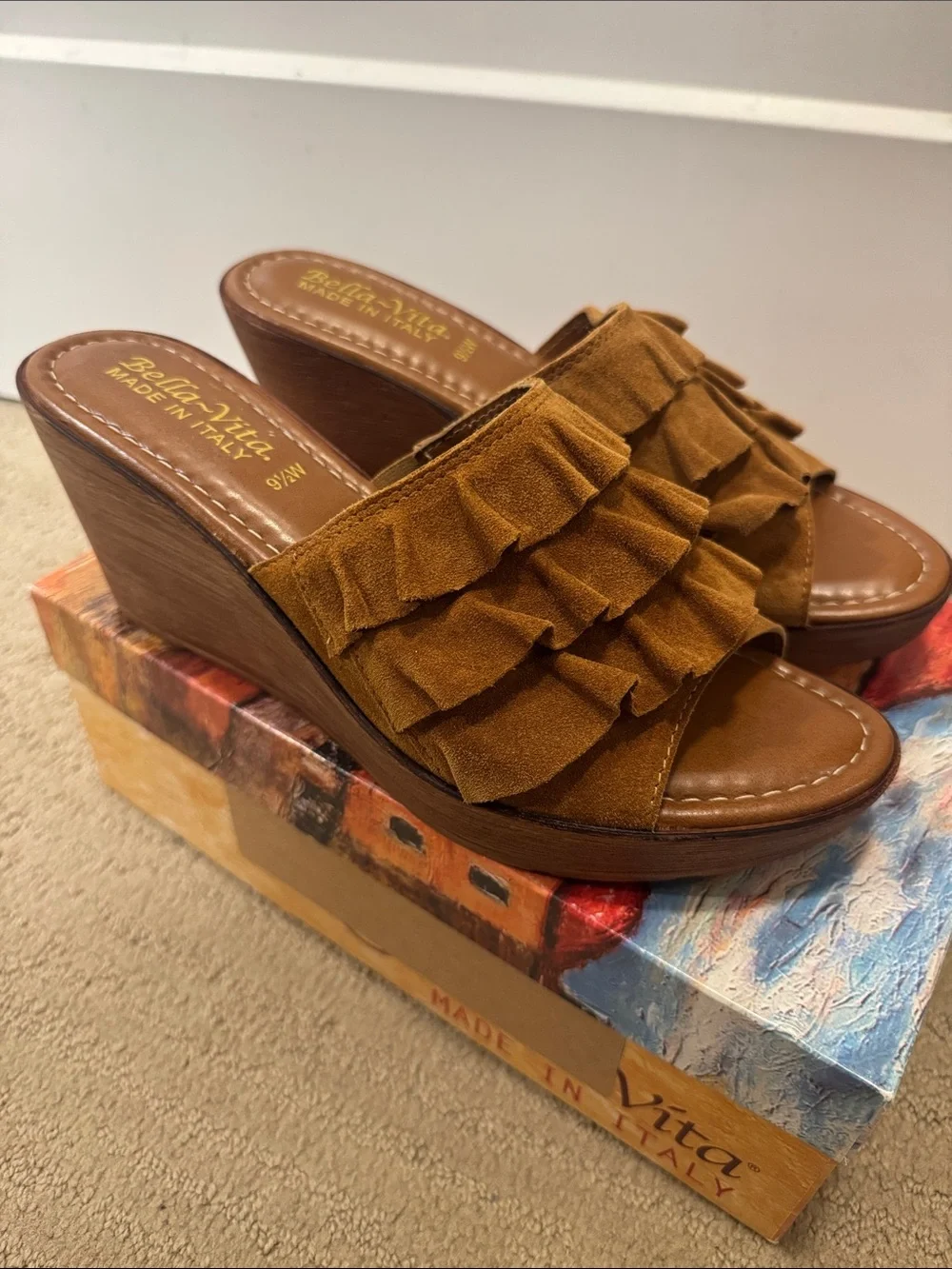 🆕 Bella Vita Bey Tan Suede Ruffle Wedge Slide. 9.5. New in box!🔥